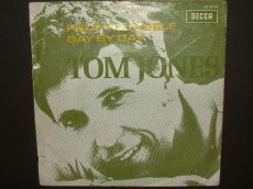 45J159 JONES, TOM - HELP YOURSELF